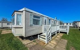 Spacious Caravan For Hire In Hunstanton At Manor Park Holiday Park Ref 23047B